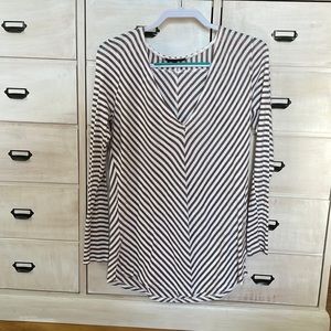 Buckle + size medium + long sleeve + v neck